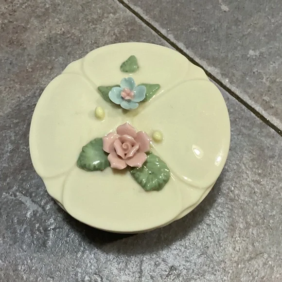 Floral Ceramic Trinket Box - Picture 6 of 6